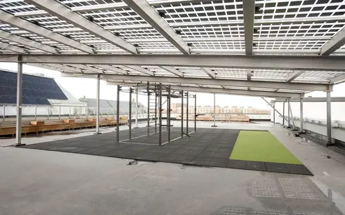 STC Industrigatan 10F Malmö - Kom i form på 90 dagar! STC Livsstilsprogram hjälper dig att gå ner i vikt på ett säkert och hållbart sätt genom att förändra ditt tankesätt kring kostvanor och träningsrutiner. Tillsammans med vår livsstilscoach tränar du i PT Small Group för att nå din målvikt.Möts av den lyxiga träningsmiljön och den bubblande glädjen som infinner sig på STC.Låt endorfinerna flöda i takt till musiken på funktionella ytor, moderna styrke- och konditionsmaskiner.Tillsammans med engagerade instruktörer och virtuella gruppträningspass kan du prova allt från yoga till tuffa BODYPUMP® pass.GymträningLåt endorfinerna flöda i det breda utbudet av moderna träningsmaskiner.CyklarTrampa igång svetten och känn hur konditionen förbättras på cykeln.CrosstrainerStäll dig på en crosstrainer och träna 80% av kroppens muskler. Ett skonsamt komplementet till löpning och skidåkning.RoddKanotist eller inte - oavsett så kan du träna upp styrka, kondition och uthållighet med roddmaskinen.SkiergTräna dig inför skidsäsongen året om med hjälp av skiergmaskinenLöpbandUppnå "runners high" på något av våra moderna löpband!STC - Kom iform på STC Industrigatan 10F Malmö SorgenfriHär, i hjärtat av Sorgenfris gamla industrikvarter i Malmö finner du träningsglädje fördelat på fem plan! Gymmet erbjuder träning på moderna och förstklassiga konditions- och styrketräningsmaskiner framför stora luftiga panoramafönster som ger mer energi till din träning.Detta Malmö gym bjuder på roliga gruppträningspass för dig som vill variera din träning och träna tillsammans med andra. Här får du guidning och peppning av våra välutbildade instruktörer oavsett om du föredrar ett lugnare eller mer pulshöjande tempo. På gymmets takterrass tränar du under bar himmel i den friska luften. Här hittar du vår träningsrigg. Om du vill förbättra din kondition, få en starkare kropp eller en mer hälsosam livsstil finns våra personliga tränare alltid nära till hands för att du ska nå nya höjder med din träning.. Med närhet till fler av våra gym i Malmö."STC driver både kompletta träningsanläggningar för hela familjen samt mindre expressklubbar med tonvikt på styrka och kondition.Vårt breda utbud av gruppträning baseras på program från världens största leverantör, Les Mills.Våra gruppträningsinstruktörer är självklart certifierade och licensierade. Vi erbjuder träning för alla människor i alla åldrar."På vårt stora fräscha STC-gym känner du pulsen och träningsglädjen så fort du kliver in i gymmet.Här finns den senaste utrustningen för kondition och styrka, gruppträning, virtuell träning, proffsiga personliga tränare, kids club och cafédel.Med närhet till fler STC-gym runt om i området.Vi erbjuder dig ett brett träningsutbud, generösa öppettider &amp; över 180 gym att träna på.Erbjudande: Köp ett flexibelt gymkort från 299 kr/mån på STC med fri kort- &amp; startavgift.- Gruppträning.- Fräscha anläggningar.- Personlig träning.- Över 200 online pass.&nbsp;Om STCVi på STC tror på gemenskap och har därför sedan starten 1998 skapat miljöer där människor i alla åldrar kan träffas och träna för ett friskare liv.Vi har även ett stort grupptränings-utbud av egenutvecklad grupptränings-koncept där instruktörerna utbildas och licensieras löpande.&nbsp;Våra gym har den senaste tränings-utrustningen från tex. Cybex och Concept Träningsredskap av bästa kvalitet.Våra personliga tränare är certifierade och licensierade för att kunna erbjuda bästa möjliga personliga träning till våra medlemmar.Om STC - Över 200 gym från norr till söderVi på STC tror på gemenskap och har därför sedan starten 1998 skapat miljöer där människor i alla åldrar kan träffas och träna för ett friskare liv.Träningsanläggningarna är designade för att tillgodose ett varierat utbud av gruppträning som främst baseras på program från Les Mills, det världsledande företaget inom gruppträning där alla våra gruppträningsinstruktörer är certifierade och licensierade för att alltid leverera kvalitet.Vi har även ett stort gruppträningsutbud av egenutvecklad gruppträningskoncept där instruktörerna utbildas och licensieras löpande.Våra gym har den senaste träningsutrustningen av bästa kvalitet och våra personliga tränare är certifierade och licensierade för att kunna erbjuda bästa möjliga personliga träning till våra medlemmar.AffärsidéPassion för träning och att förbättra folkhälsan i Sverige har alltid varit grunden på STC, och lever vidare än idag.Vi vill genom ett brett träningsutbud som kännetecknas av glädje, passion och gemenskap erbjuda alla människor i alla åldrar träning och rörelse för ett friskare och lyckligare liv.Med vårt innehållsrika och prisvärda utbud strävar vi efter att vara en unik aktör inom friskvårdsbranschen.Glädje, passion, personlighet, proffsighet och gemenskap präglar våra klubbar och vår vardag i en härlig miljö.Hos oss är det alltid rent och fräscht, sällan kö till utrustningen och en skön atmosfär där alla passar in. Vi vet att om träningen finns nära så är chanserna att du kommer i gång mycket större!Vi finns på många platser i Stockholm för att du ska ha nära till träningen. Dessutom har vi öppet alla dagar klockan 05.00 – 23.00 för medlemmar.Träning kan göra underverk för din hälsa! Genom fysisk aktivitet kan du både förebygga och behandla många sjukdomar.På STC får du som blivit ordinerad Fysisk aktivitet på recept, FaR®, rabatterat pris på din träningFysisk aktivitet på recept innebär att legitimerad vårdpersonal ordinerar fysisk aktivitet.Aktiviteten blir en del av behandlingen och anpassas efter dina egna förutsättningar och önskemål.Det finns stort vetenskapligt stöd för att Fysisk aktivitet på recept (FaR®) fungerar.De positiva effekterna får du oavsett ålder eller tidigare träningsvana. Det är alltså aldrig för sent att börja röra på dig.Du som är otränad kommer snabbt att bli fysiskt starkare.Helsingborg CityHelsingborg HästmöllegrändenHelsingborg MariastadenHelsingborg OlympiaLandskronaMalmö HyllieMalmö LimhamnMalmö SorgenfriStaffanstorpTrelleborgYstadKil's kraftsport center